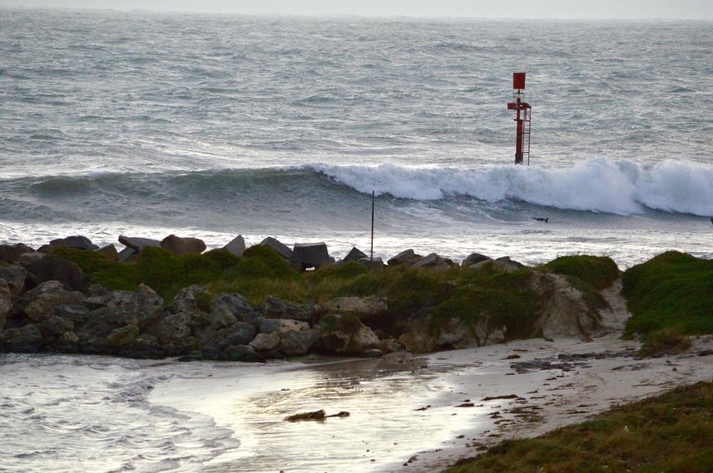 Perth's surf break Pylon's is under threat